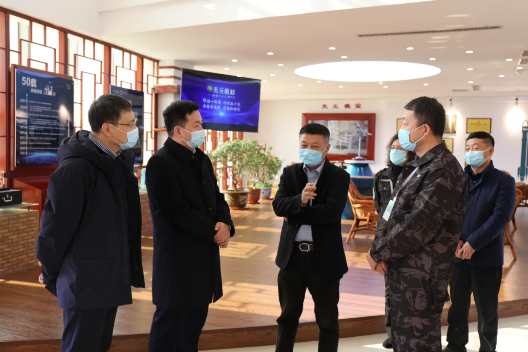 营口市委常委、副市长何庆伟同志一行莅临天元航材营口生产基地参观调研